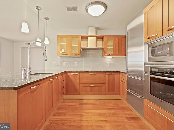 5th image of 888 N Quincy St Unit 2010