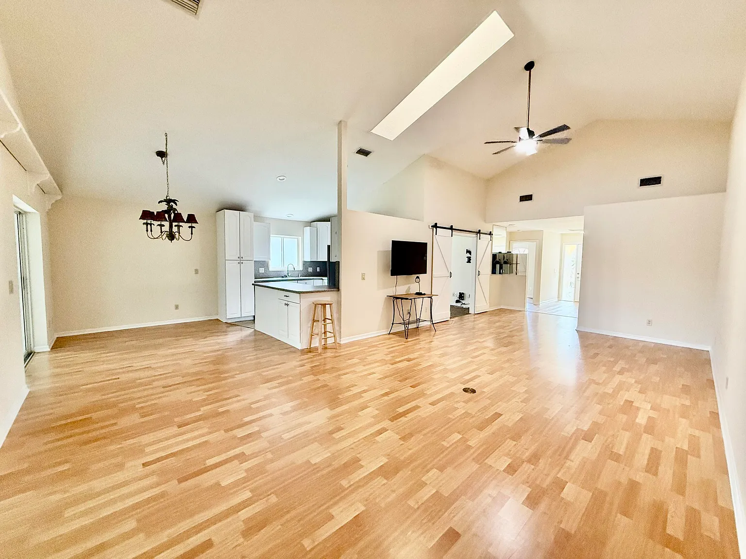 3 bed, 2.0 bath, 1936 sqft, $3,000 — Photo 4