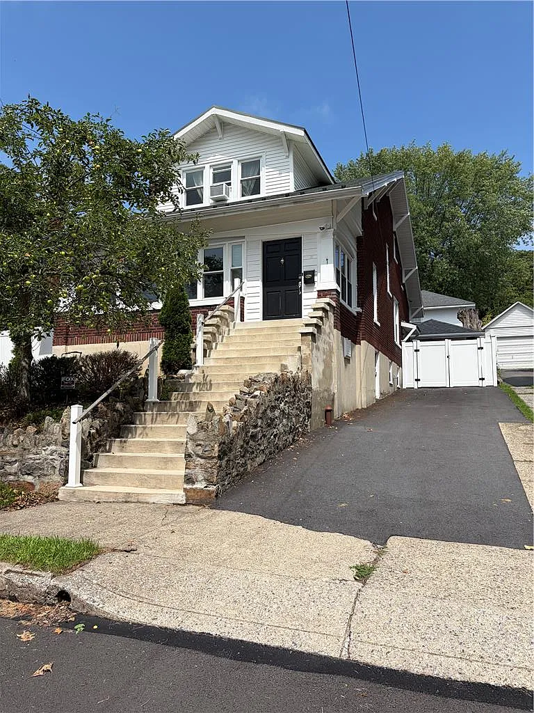 3 bed, 2.0 bath, 2184 sqft, $2,650 — Photo 2