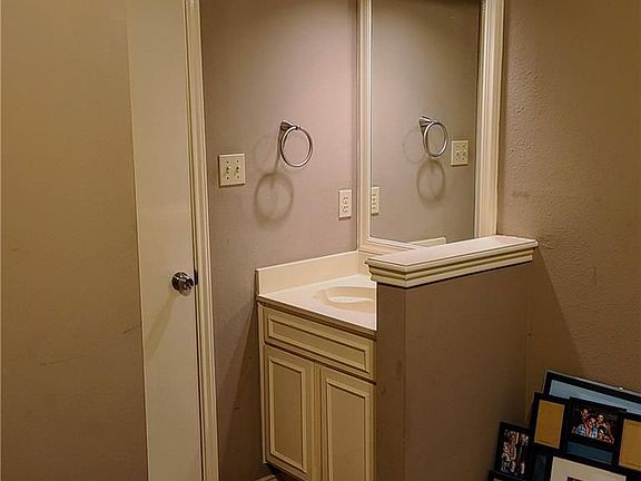 5th image of 512 Eberhart Ln APT 203