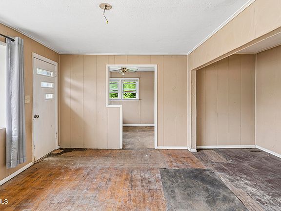 4th image of 902 Diane Ave