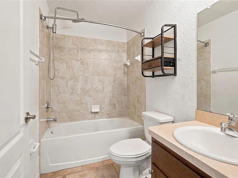 650 Hidden Lakes Ct — Photo 17