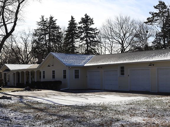 2nd image of 435 S Edgelawn Dr