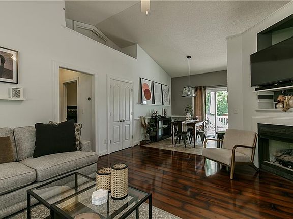 3rd image of 604 Springwood Ave