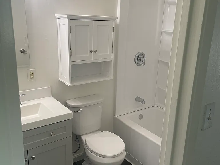 Hallway bathroom shared with two bedrooms