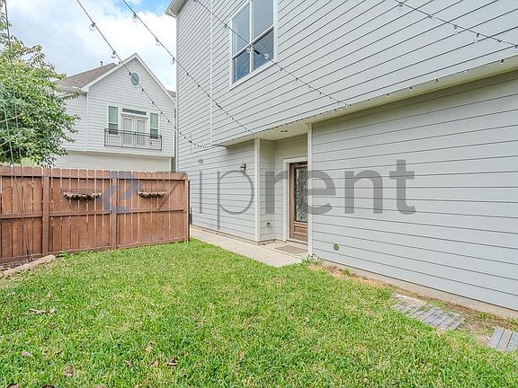3rd image of 850 W 20th St #850