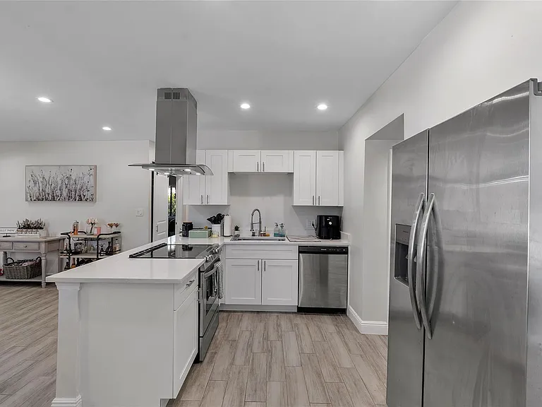 342 SW 22nd St — Photo 5