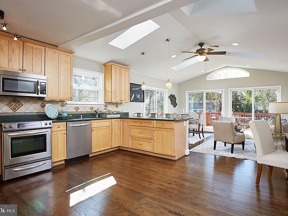 5th image of 4404 Colchester Dr