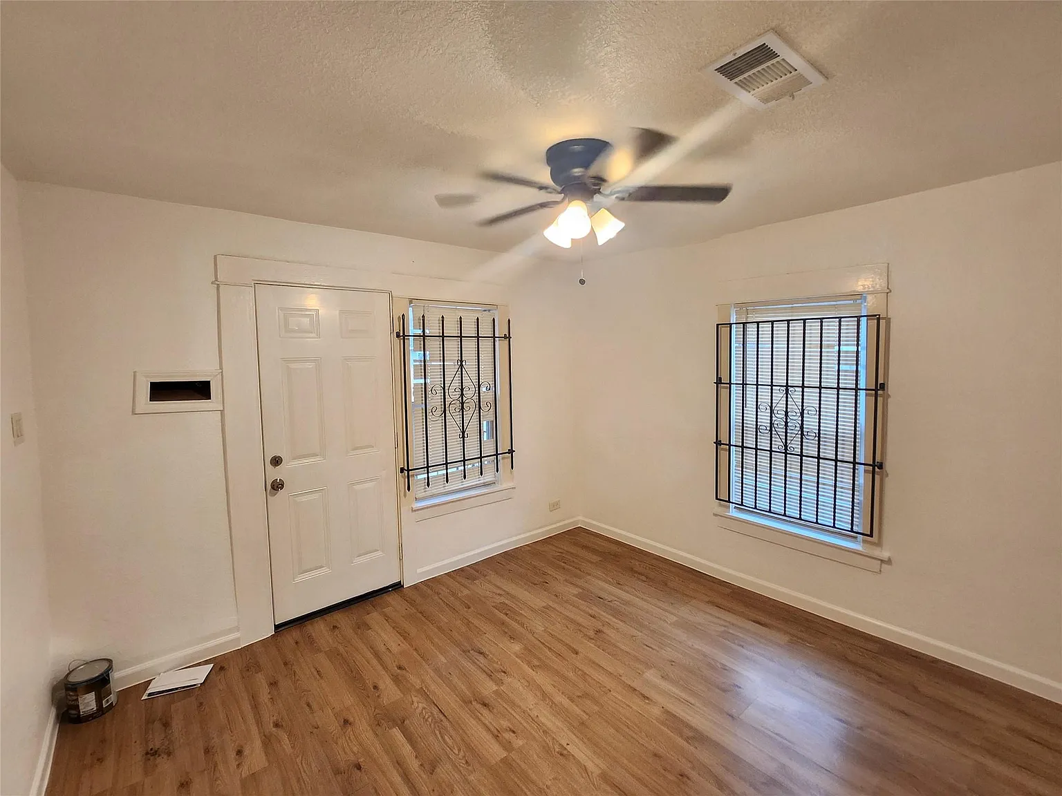3 bed, 1.0 bath, 984 sqft, $1,350 — Photo 3