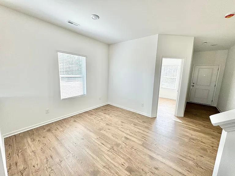 108 Cougar Ln — Photo 3