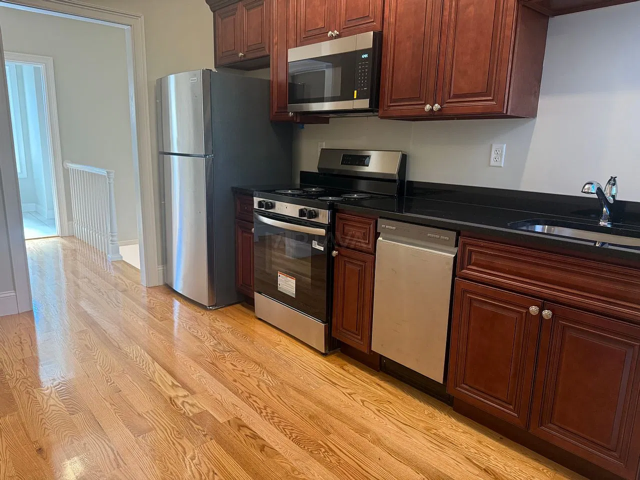 2 bed, 1000 sqft, $3,400 — Photo 2
