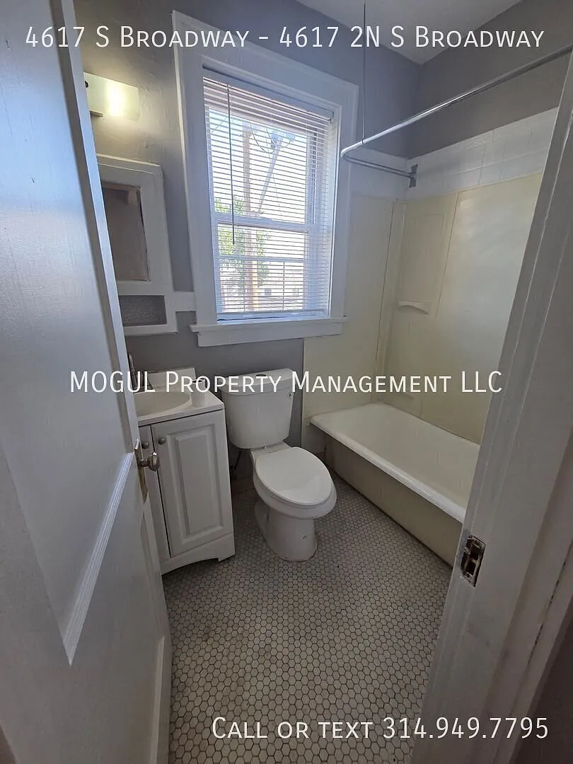 September Special $399 Moves You In South Broadway 1 Bedroom — Photo 4
