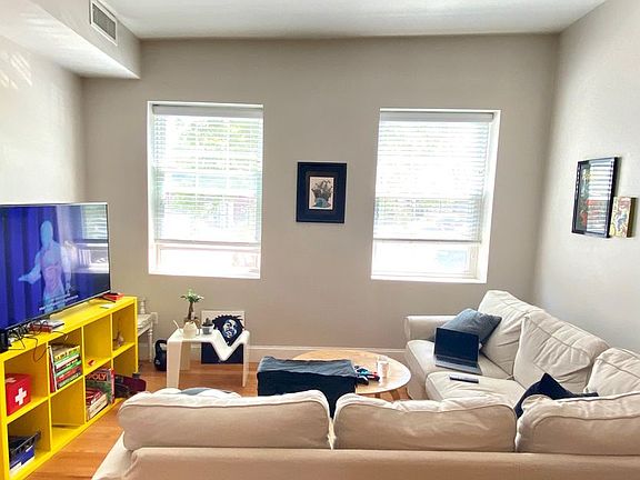 3rd image of 126-128 London St #386