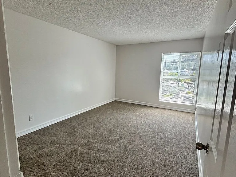 University Terrace Apartments — Photo 17