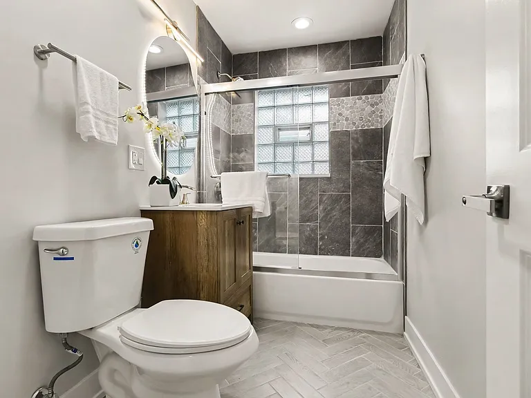 538 N Broadway Ave — Photo 14