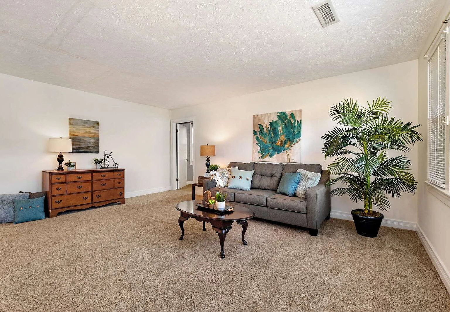 3 bed, 1.5 bath, 2200 sqft, $2,000 — Photo 4