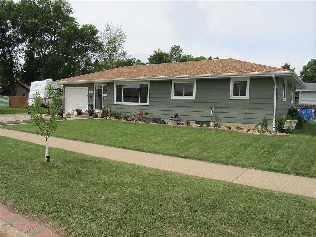 1304 11th Ave NW, Minot, ND 58703 Zillow