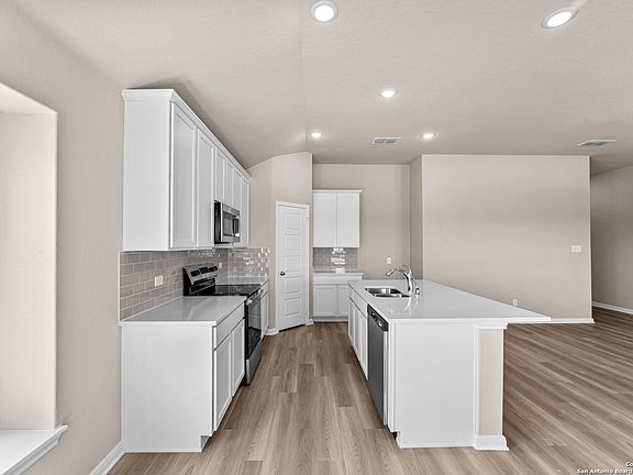 3rd image of 112 Cheyenne Drive