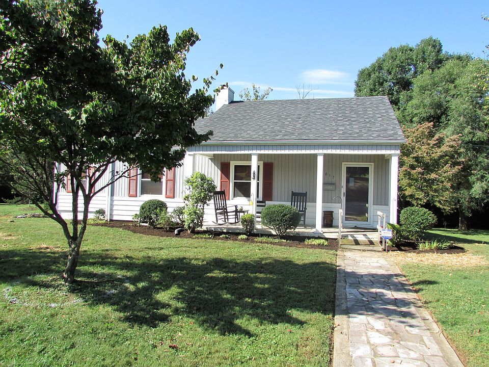 1st image of 817 Riverview Dr
