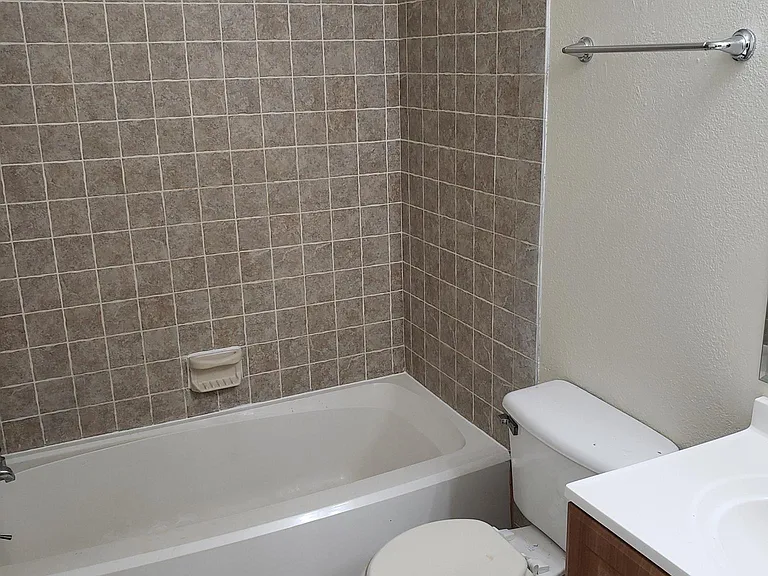 117 Denton Ave — Photo 11