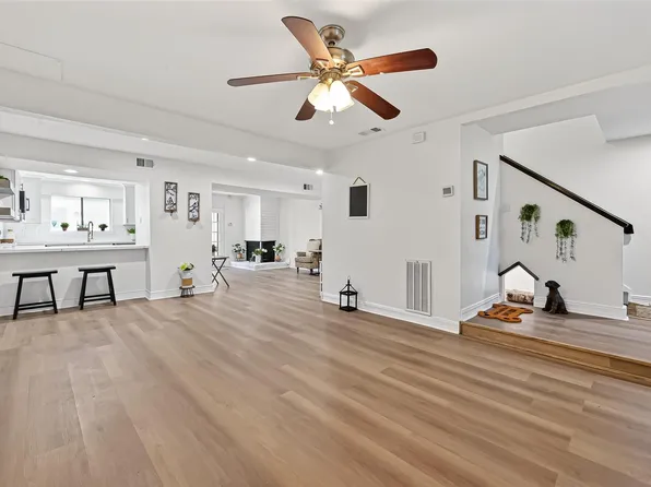 724 Country Place Dr APT E, Houston, TX 77079