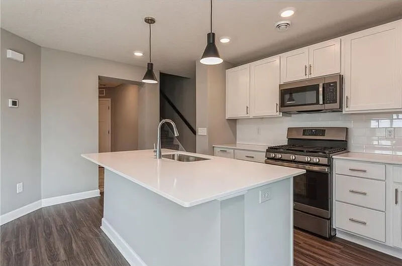 3 bed, 3.0 bath, 1800 sqft, $2,550 — Photo 3