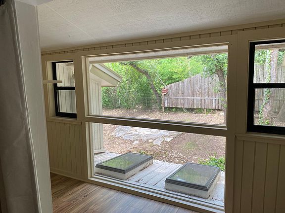 4th image of 1903 Westridge Dr #B