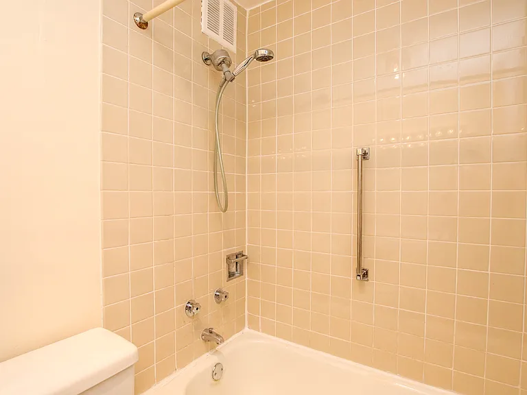 1 E Scott St #1406 — Photo 9