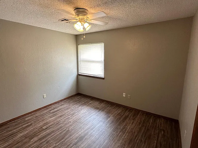 210 NW North St #4 — Photo 5
