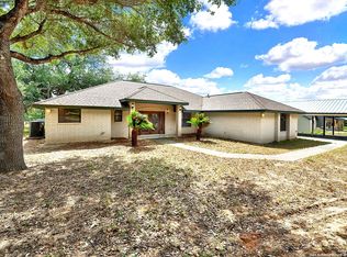 902 Eagle Creek Dr., Floresville, TX 78114