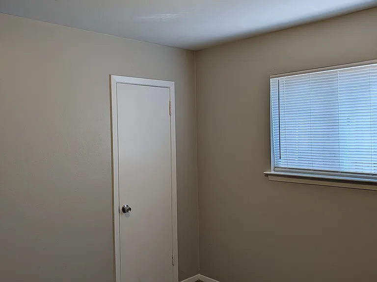 1820 Warren Ln — Photo 12