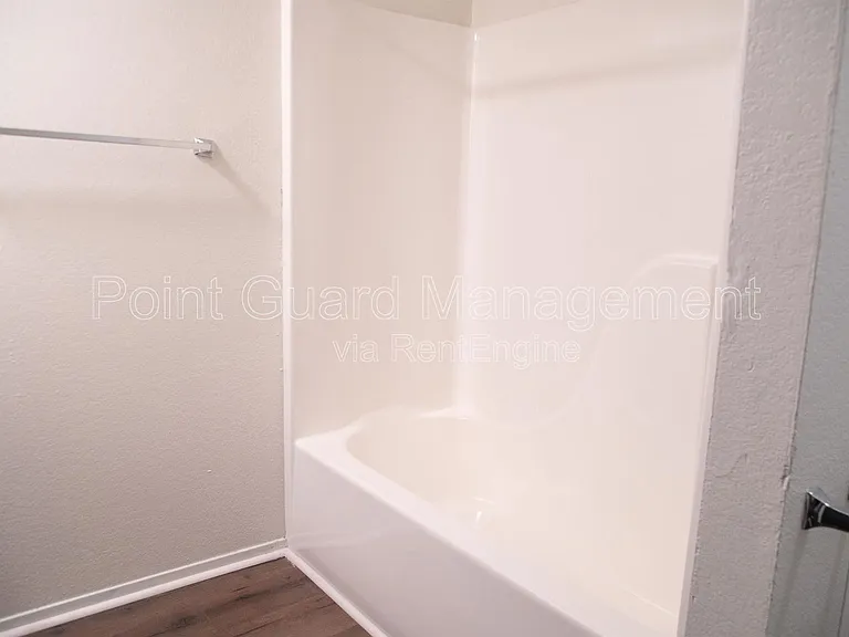 107 W Gold Coast Rd — Photo 38