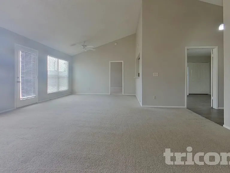 9607 N 88th Dr — Photo 2