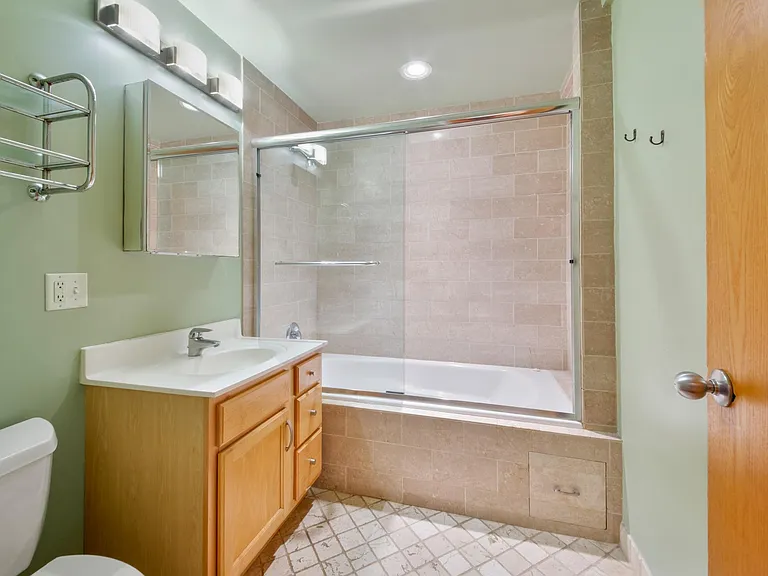 1420 W Erie St #1F — Photo 17