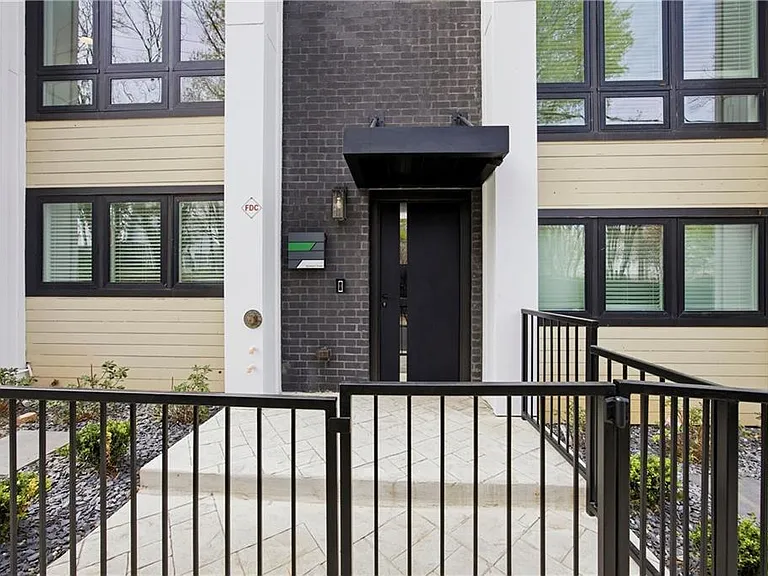Markham St SW — Photo 1