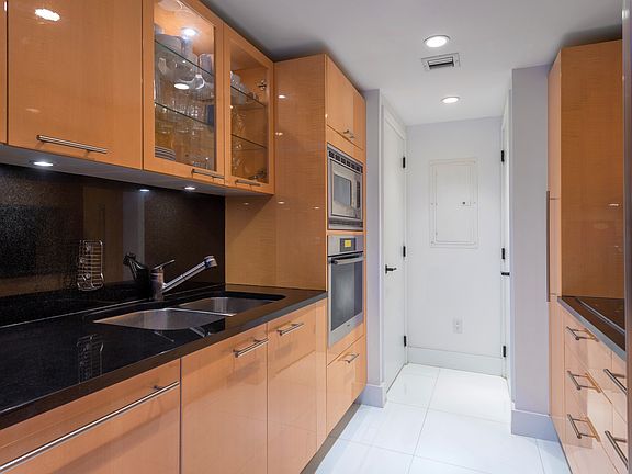 5th image of 6801 Collins Ave #Lph09