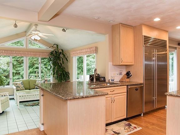 5th image of 8 Cortland Ln