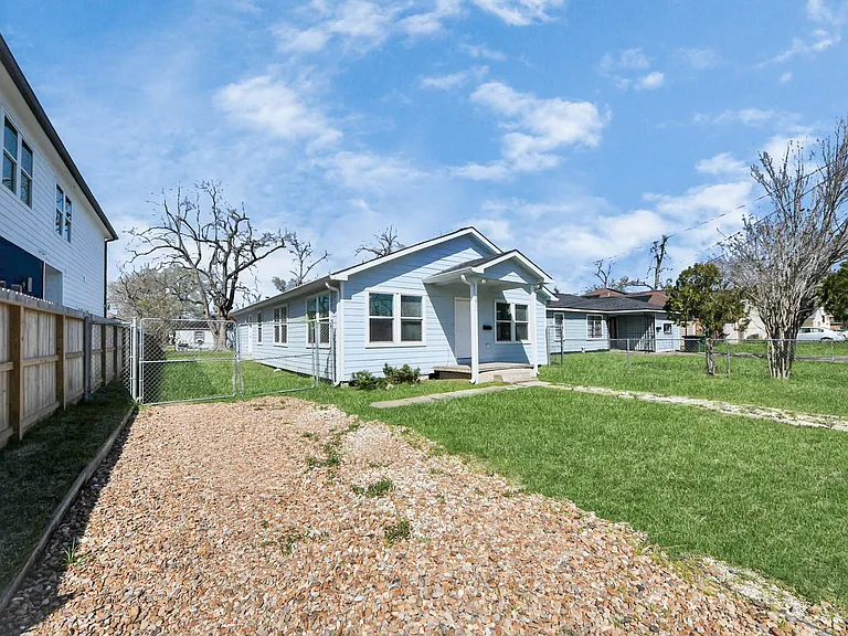 6832 Foster St — Photo 5
