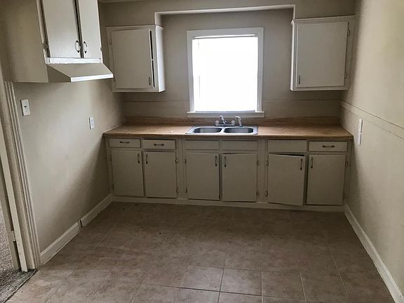 5th image of 1002 E Walthal Cir