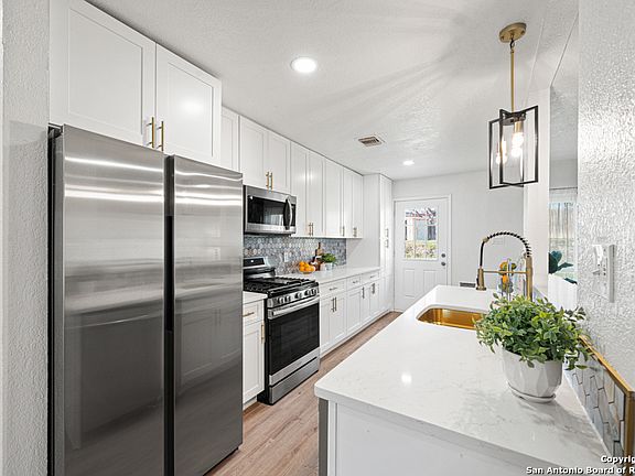 4th image of 3807 BRIARHAVEN