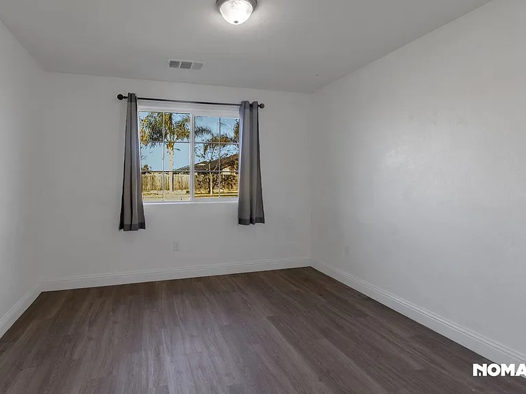 530 Hall St — Photo 16