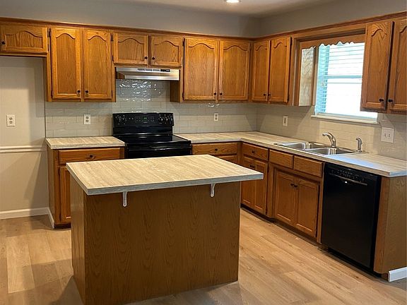 3rd image of 511 Stonehaven Dr