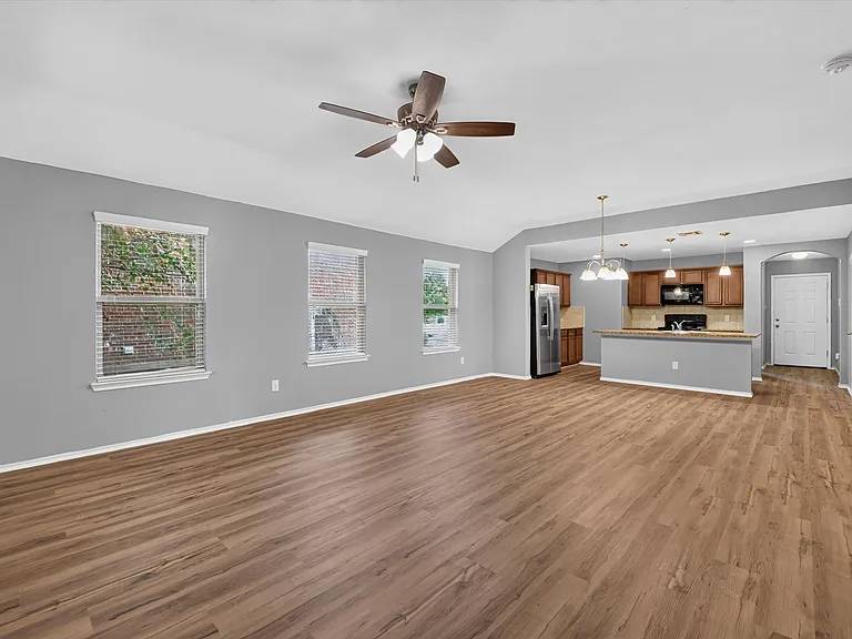 1304 Pampa Grass Dr — Photo 2
