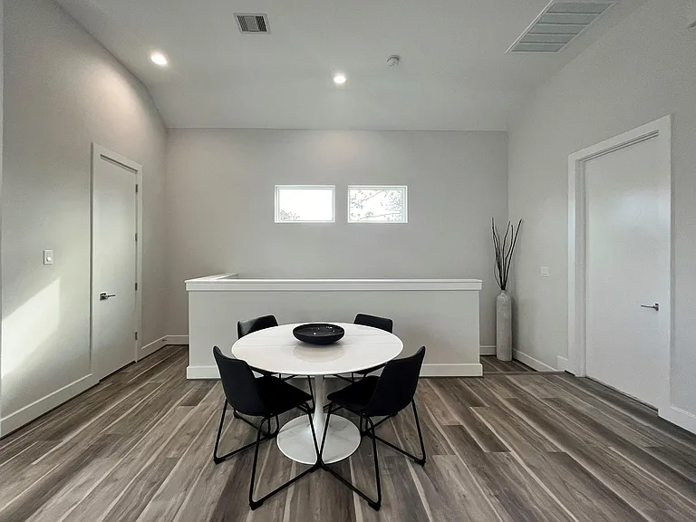 8318 Curry Rd — Photo 20