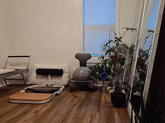 4th image of 256 W Utica St #2