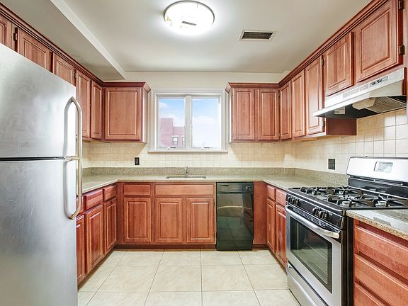 3rd image of 586 President St #5AA