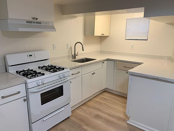 2nd image of 3033 West St