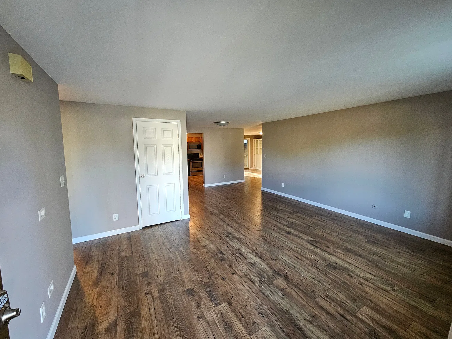 3 bed, 1.5 bath, 1262 sqft, $2,100 — Photo 2