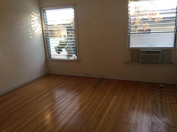 Extra large "king" bedroom with walk-in closet, A/C.