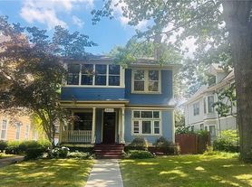 2410 Robinwood Ave